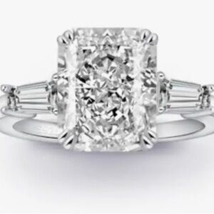 Beautiful 3 stone 4 ct engagement ring
